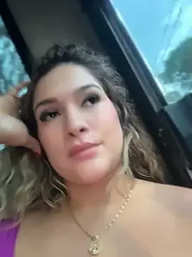 Stripchat Live Sex Cam of Sara_smiiith211