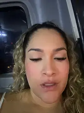 Stripchat Live Sex Cam of Sara_smiiith211