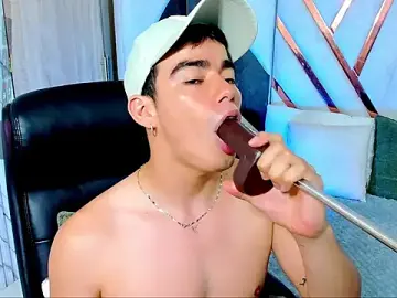 Stripchat Free Porn Cam of Alejandro_karter18