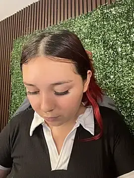 Stripchat Free Porn Cam of Karen18_boobs