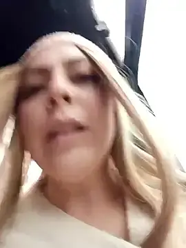 Stripchat Sex Cam of madelaine-