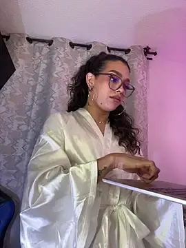 Stripchat Sex Cam of Samantha_Bernardo