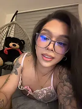 Stripchat Live Sex Cam of Samantha_Bernardo