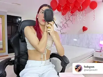 Stripchat Live Sex Cam of charolbruce_1
