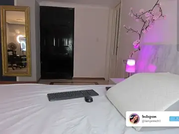 Stripchat Live Sex Cam of charolbruce_1