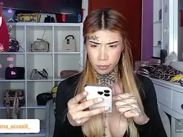 Stripchat Free Porn Cam of caroline_cossei