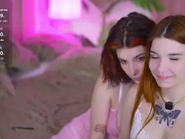 Stripchat Live Sex Cam of RedShinee