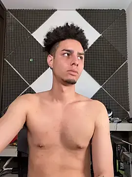 Stripchat Live Sex Cam of bigryann23