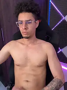 Stripchat Free Porn Cam of bigryann23