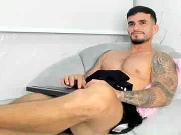 Stripchat Live Sex Cam of Ricardogo19