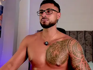 Stripchat Live Sex Cam of LiamGarcia1