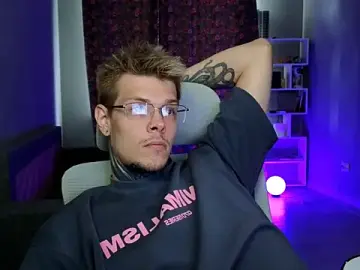 Stripchat Free Porn Cam of DENIS_HERE