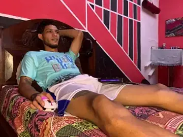 Stripchat Nude Webcam of tanned_boy