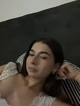 Stripchat Sex Cam of Coralinee_01
