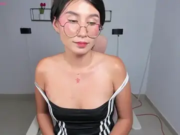 Stripchat Sex Cam of emily_villamil