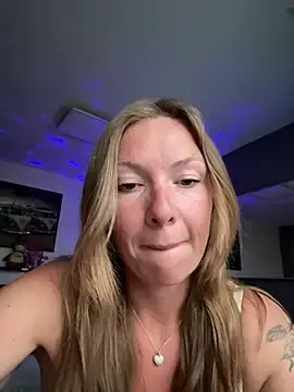 Stripchat Live Sex Cam of BunnyDiamond1