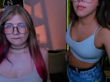 Stripchat Sex Cam of kiki_swan