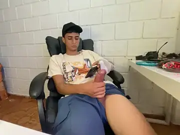 Stripchat Free Porn Cam of Max_TheHorseDick