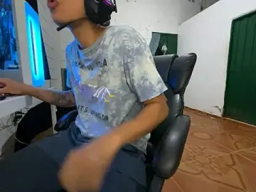 Stripchat Sex Cam of Max_TheHorseDick