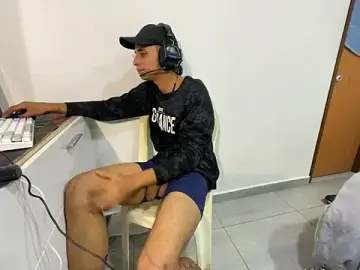 Stripchat Sex Cam of Max_TheHorseDick