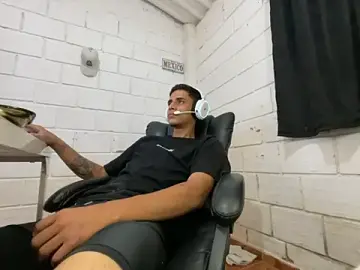 Stripchat Sex Cam of Max_TheHorseDick