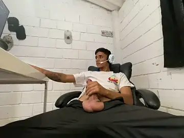 Stripchat Live Sex Cam of Max_TheHorseDick