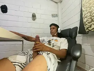 Stripchat Watch Live Sex Cams of Max_TheHorseDick
