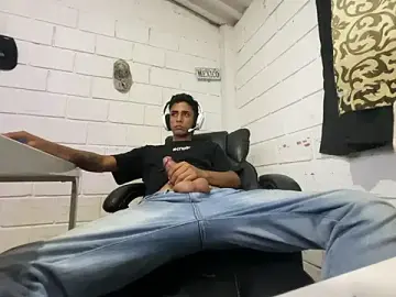 Stripchat Best live sex cam show of Max_TheHorseDick