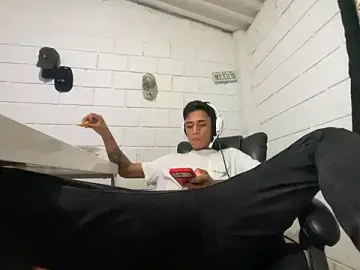 Stripchat Sex Cam of Max_TheHorseDick