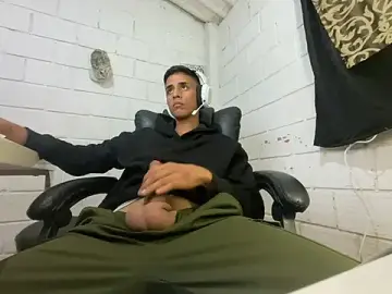Stripchat Live Sex Cam of Max_TheHorseDick