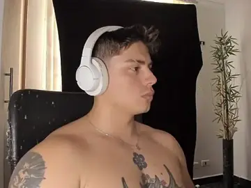 Stripchat Watch Live Sex Cams of Giordano_Russo