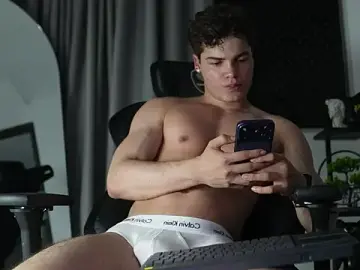 Stripchat Free Porn Cam of Max_cortes1