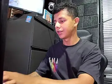 Stripchat Live Sex Cam of boy_bigcock24cm