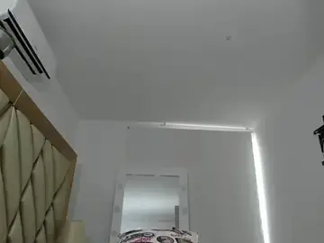 Stripchat Free Live Porn of briana_wonder69xxx