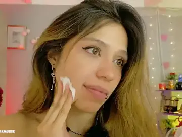 Stripchat Live Sex Cam of Yourrmuse_