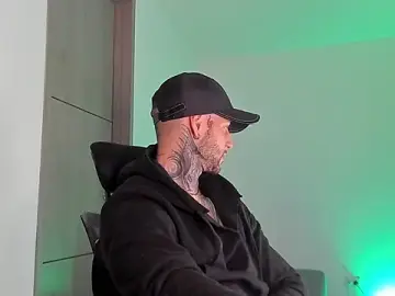 Stripchat Live Sex Cam of _jamesleandros1