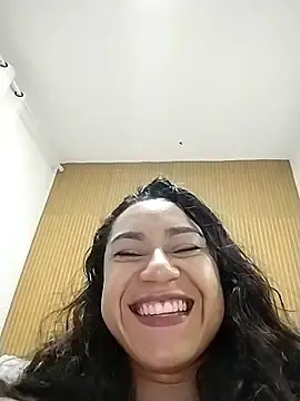 Stripchat Sex Cam of yummi_greluda