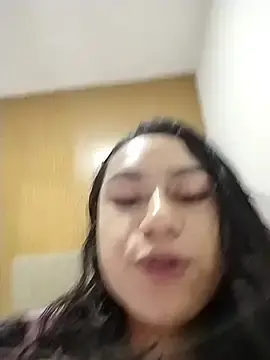 Stripchat Free Live Porn of yummi_greluda