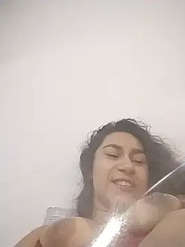 Stripchat Live Sex Cam of yummi_greluda
