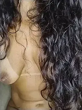 Stripchat Live Sex Cam of yummi_greluda