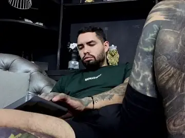 Stripchat Sex Cam of matteosantos