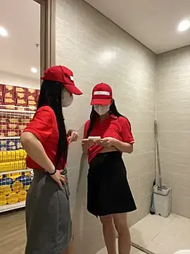 Stripchat Live Sex Cam of Sneaky_Cumshoot