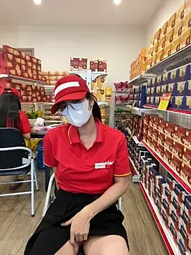Stripchat Live Sex Cam of Sneaky_Cumshoot