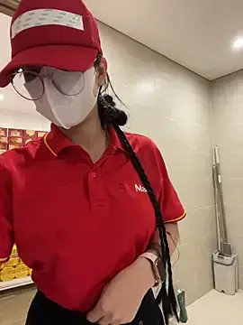Stripchat Live Sex Cam of Sneaky_Cumshoot