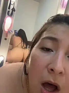 Stripchat Live Sex Cam of evelyn_1702