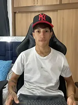 Stripchat Live Sex Cam of _CamiloBass