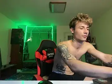 Stripchat Live Sex Cam of Mike_severi2