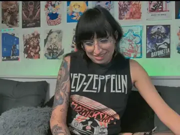 Stripchat Sex Cam of snowblack_