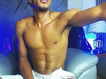 Stripchat Sex Cam of AaronCruz_
