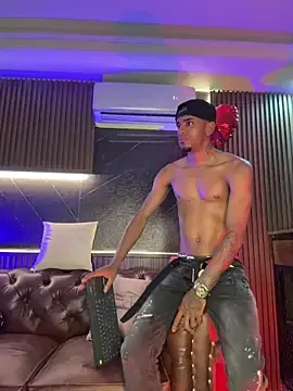 Stripchat Live Sex of AaronCruz_